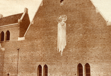 350574 Afbeelding van een beeltenis van Heilige Maria met kind op een muur van het klooster van Onze Lieve Vrouwe ter ...